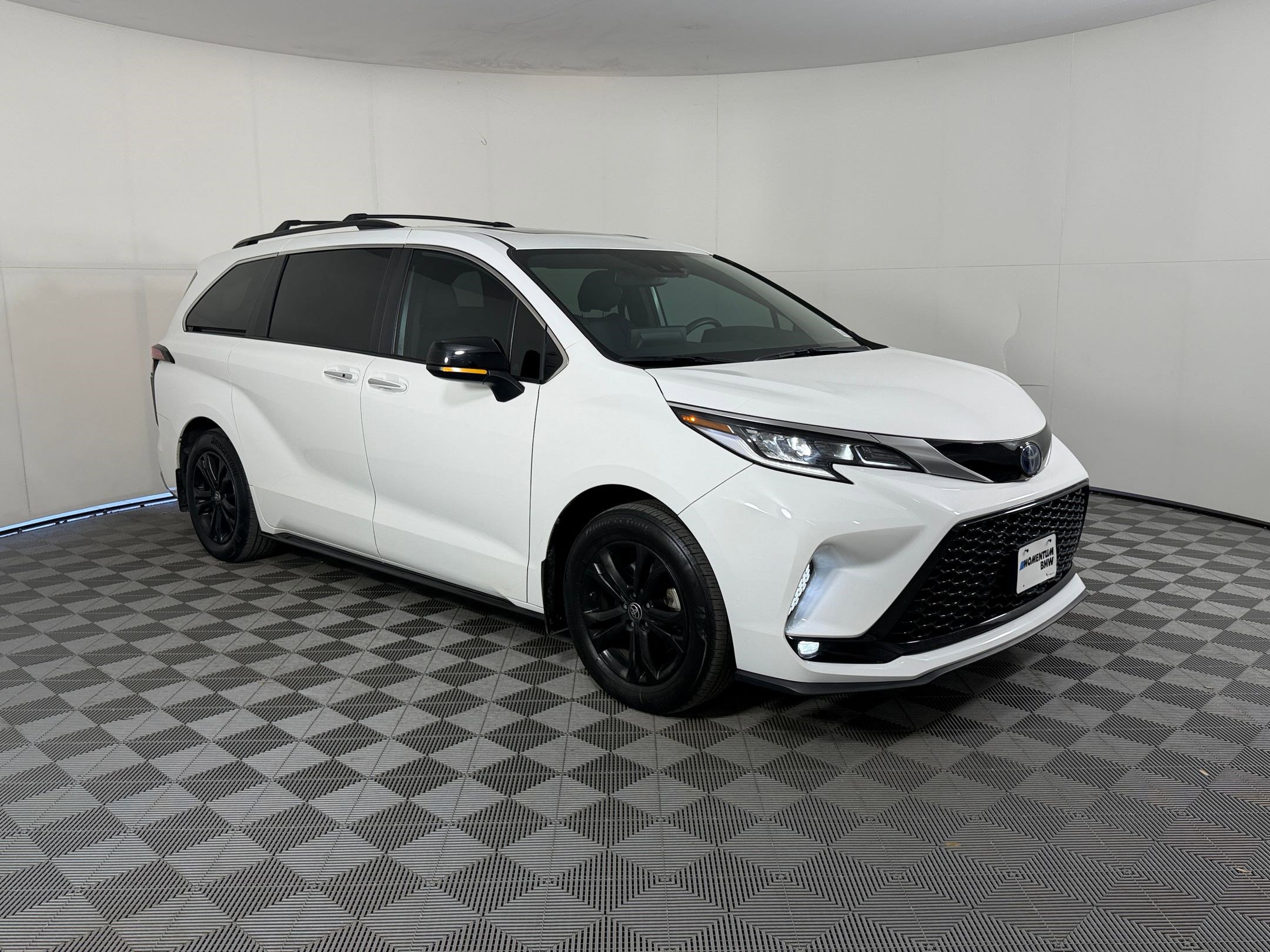 Used 2023 Toyota Sienna XSE AWD/4WD image 7