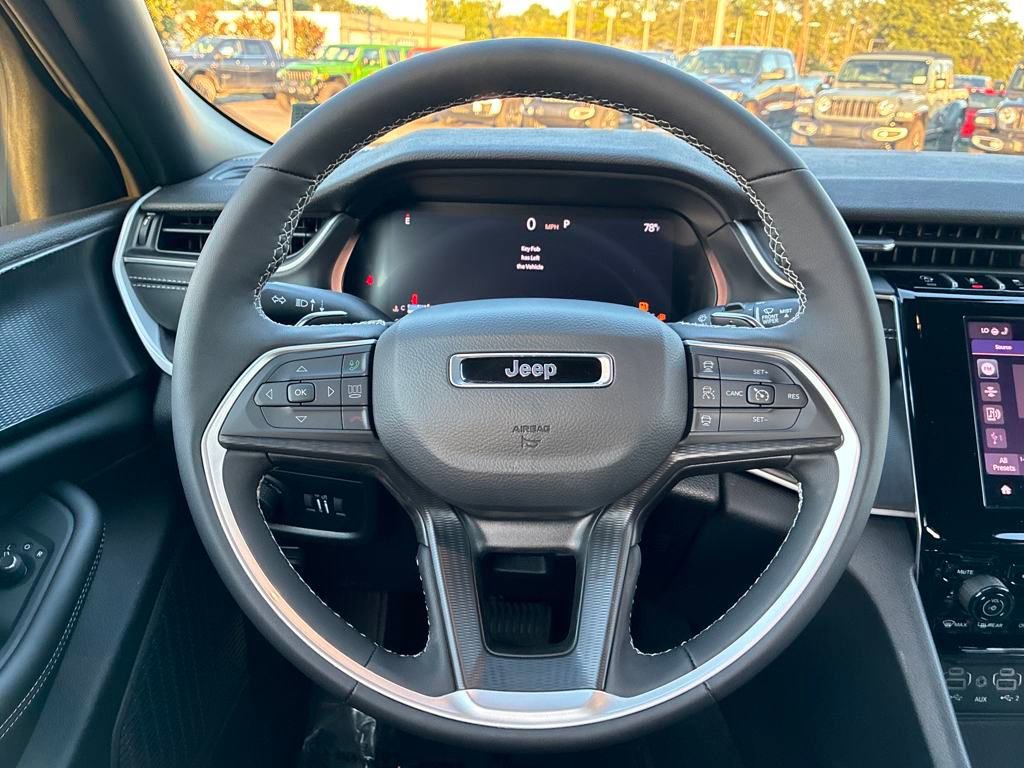 New 2025 Jeep Grand Cherokee L Laredo w/ Luxury Tech Group I AWD/4WD image 15