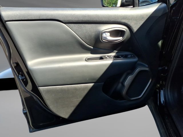 Used 2023 Jeep Renegade Latitude AWD/4WD image 23