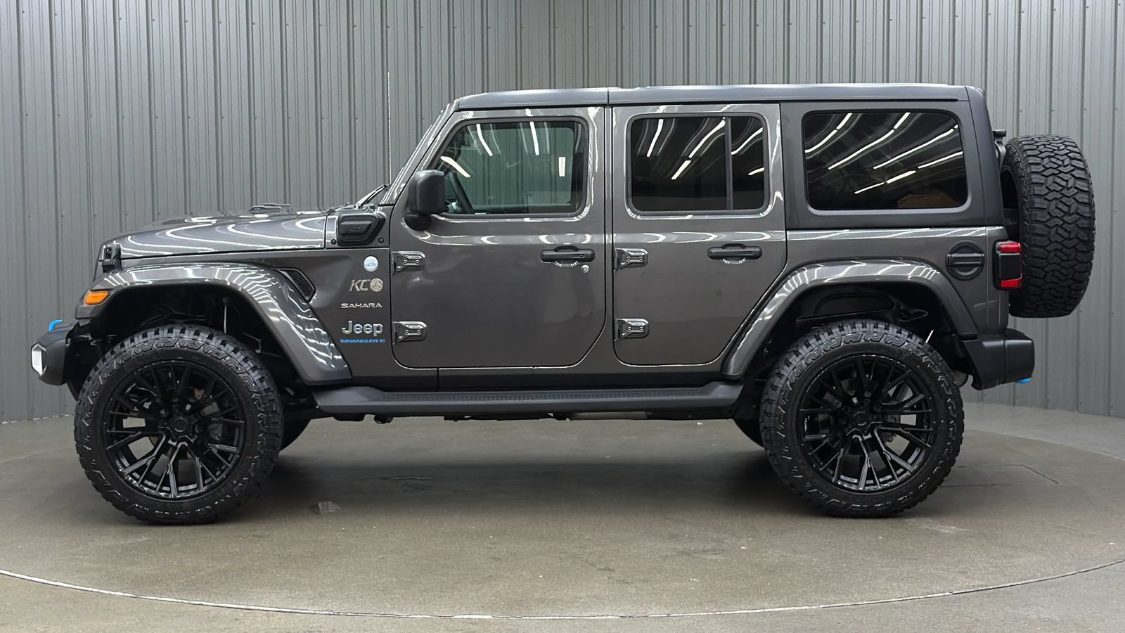 Used 2023 Jeep Wrangler Unlimited Sahara w/ Cold Weather Group AWD/4WD image 2