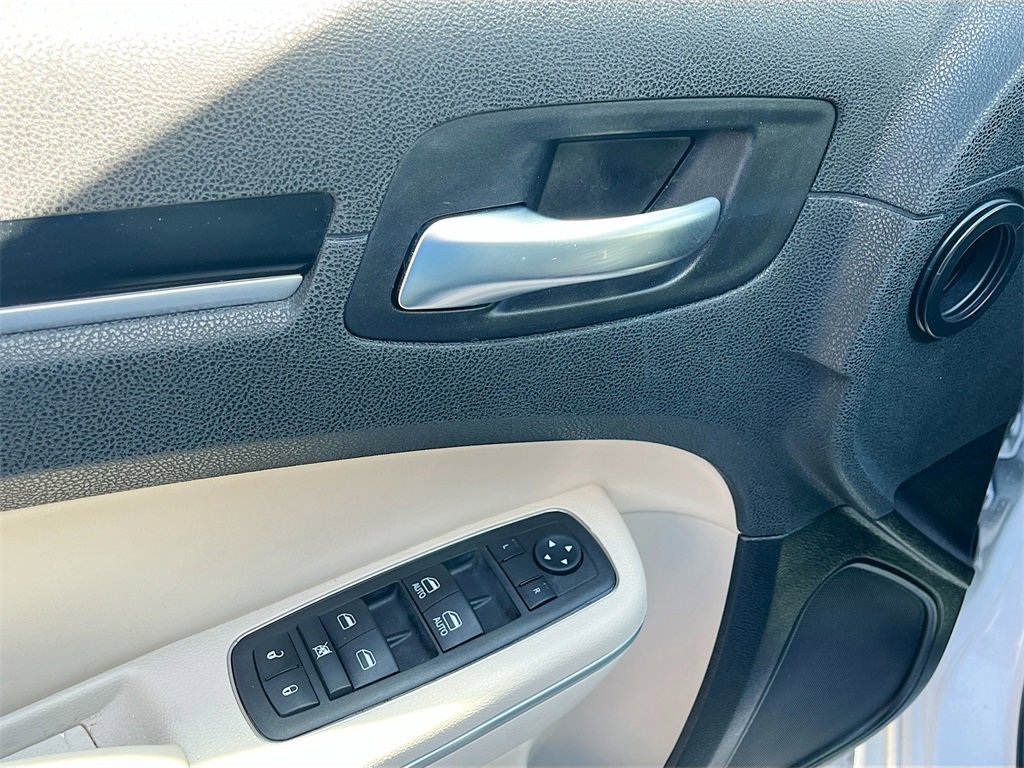 Used 2023 Chrysler 300 Touring L image 18