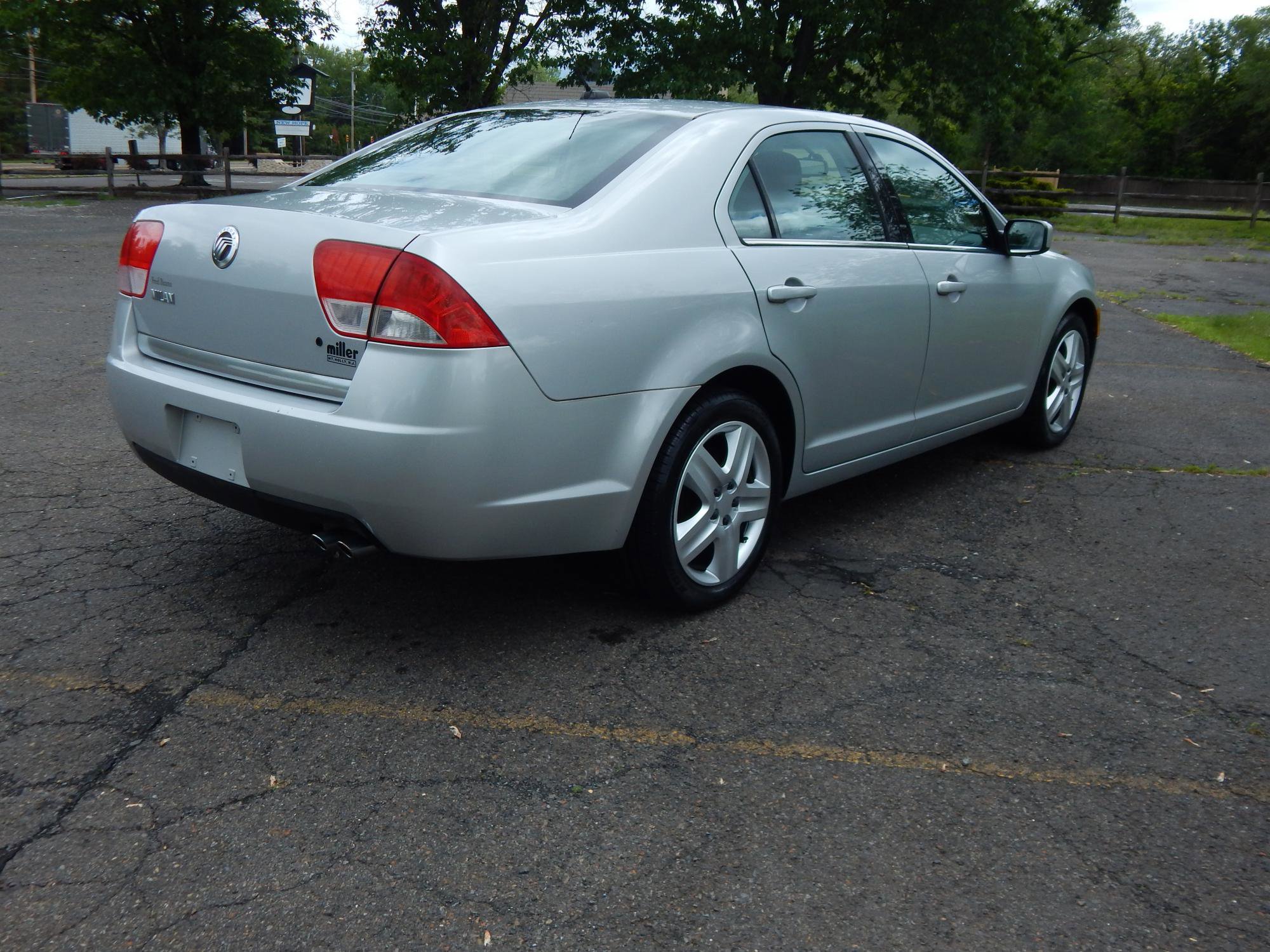 Used 2010 Mercury Milan image 4