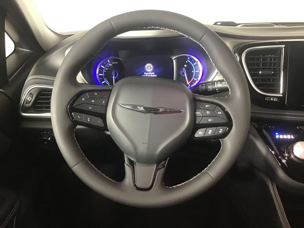Used 2023 Chrysler Pacifica Limited w/ Uconnect Theater Family Group FWD image 23
