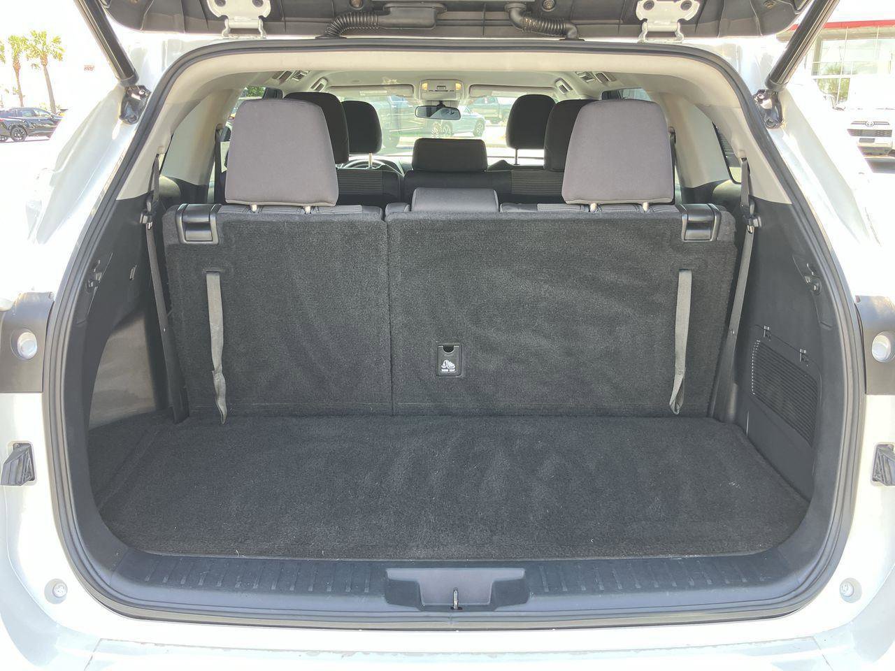 Used 2022 Toyota Highlander LE AWD/4WD image 27
