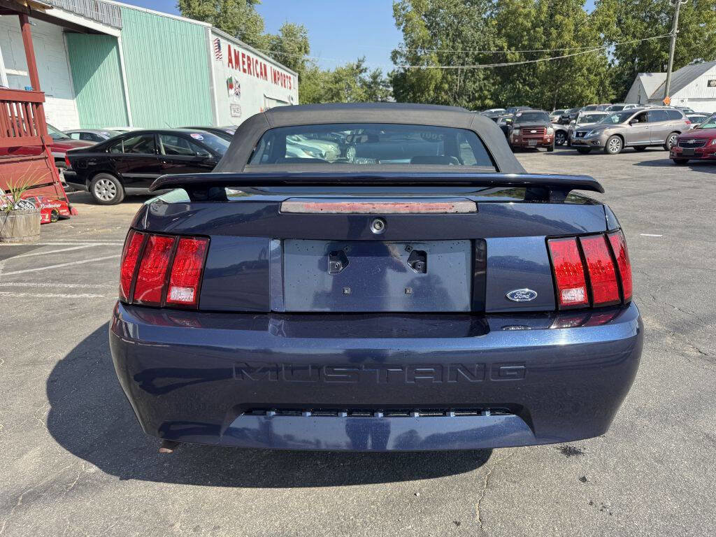 Used 2001 Ford Mustang Convertible image 4