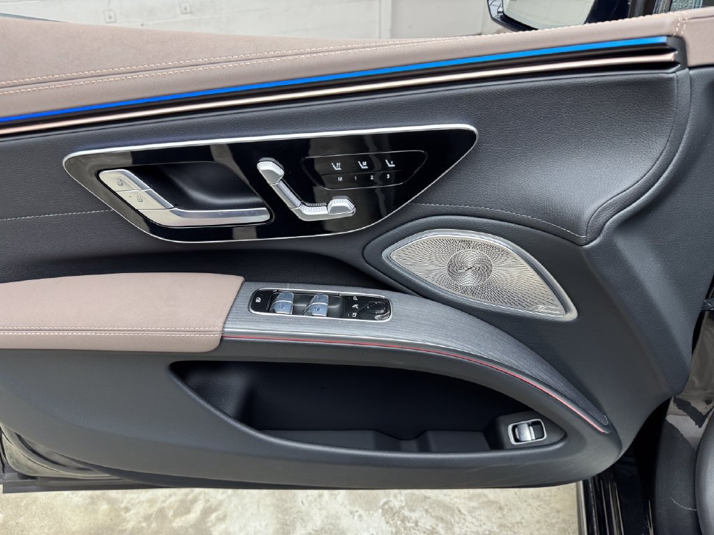Certified 2023 Mercedes-Benz EQS 580 4MATIC Sedan w/ Exclusive Trim Package image 11