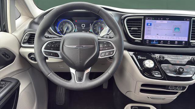 Used 2024 Chrysler Pacifica Touring-L image 23