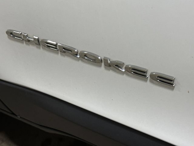 Used 2019 Jeep Cherokee Latitude w/ Popular Appearance Group AWD/4WD image 25
