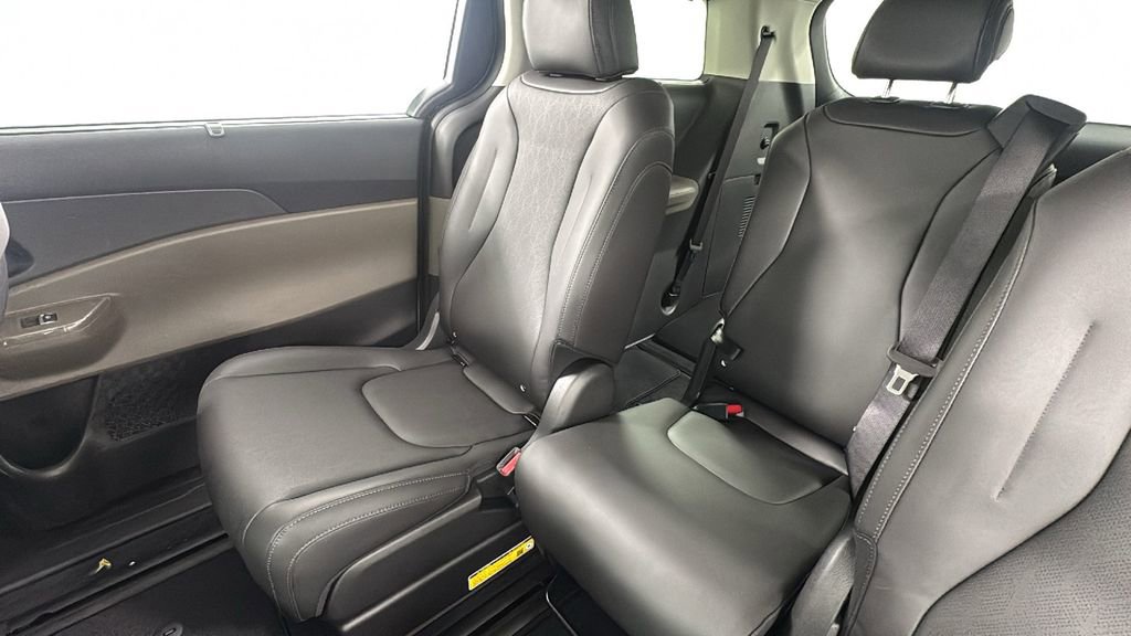 New 2026 Kia Carnival EX FWD image 14
