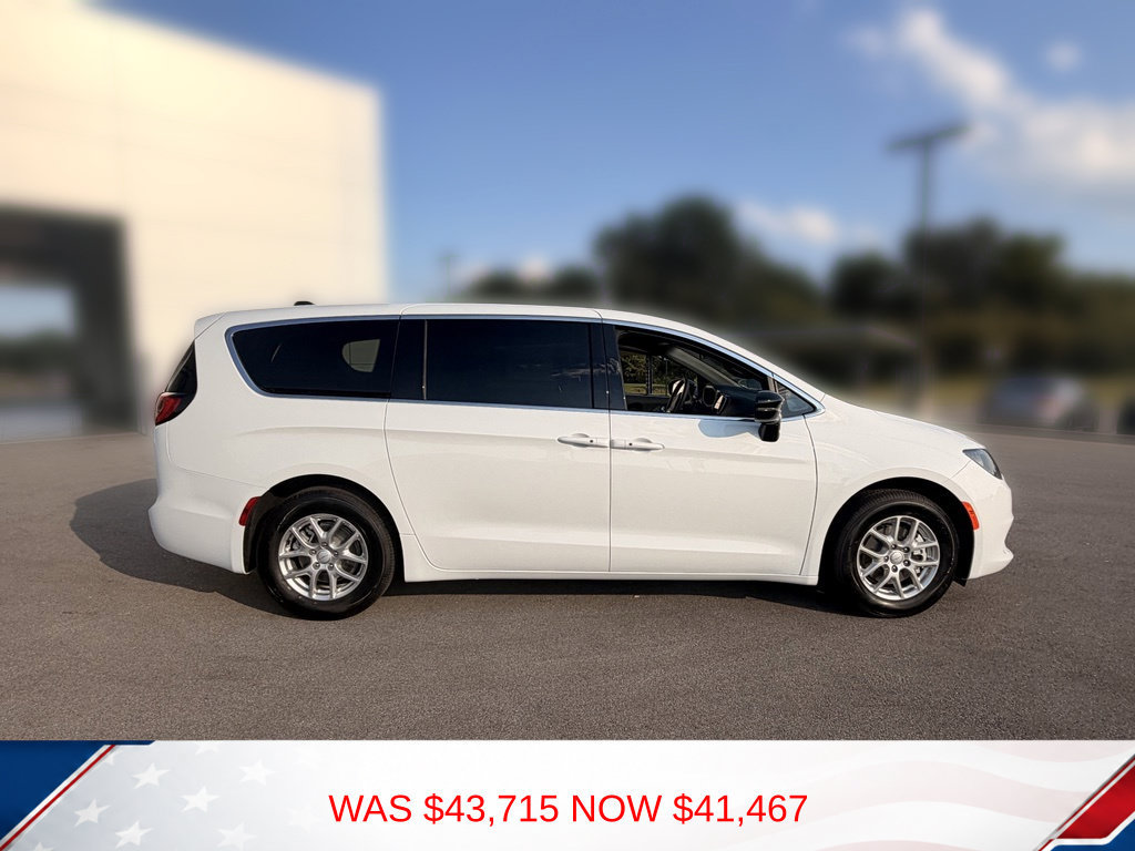 New 2027 Chrysler Pacifica LX FWD image 4