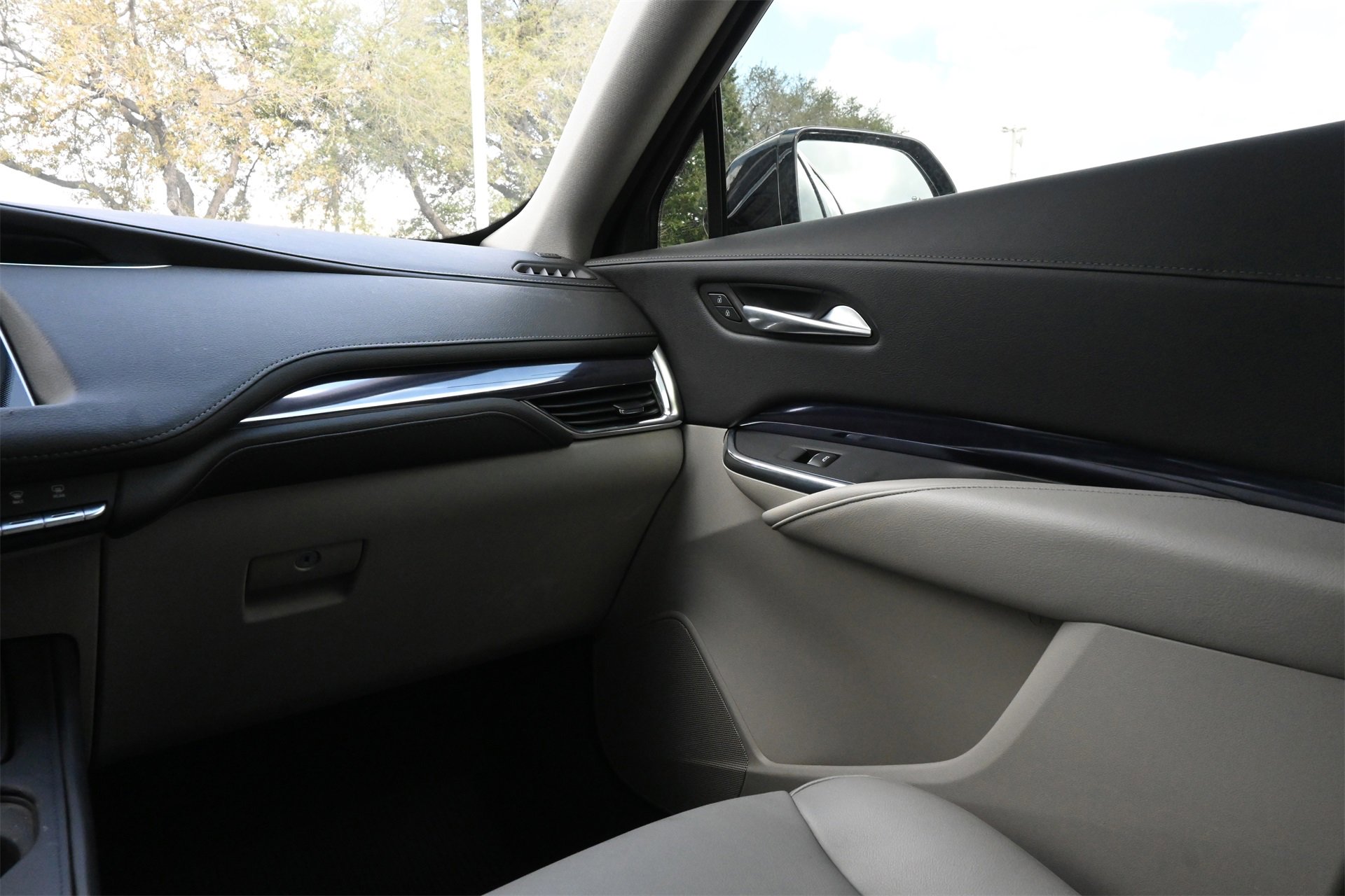 Certified 2023 Cadillac XT4 Luxury w/ Cold Weather Package image 8