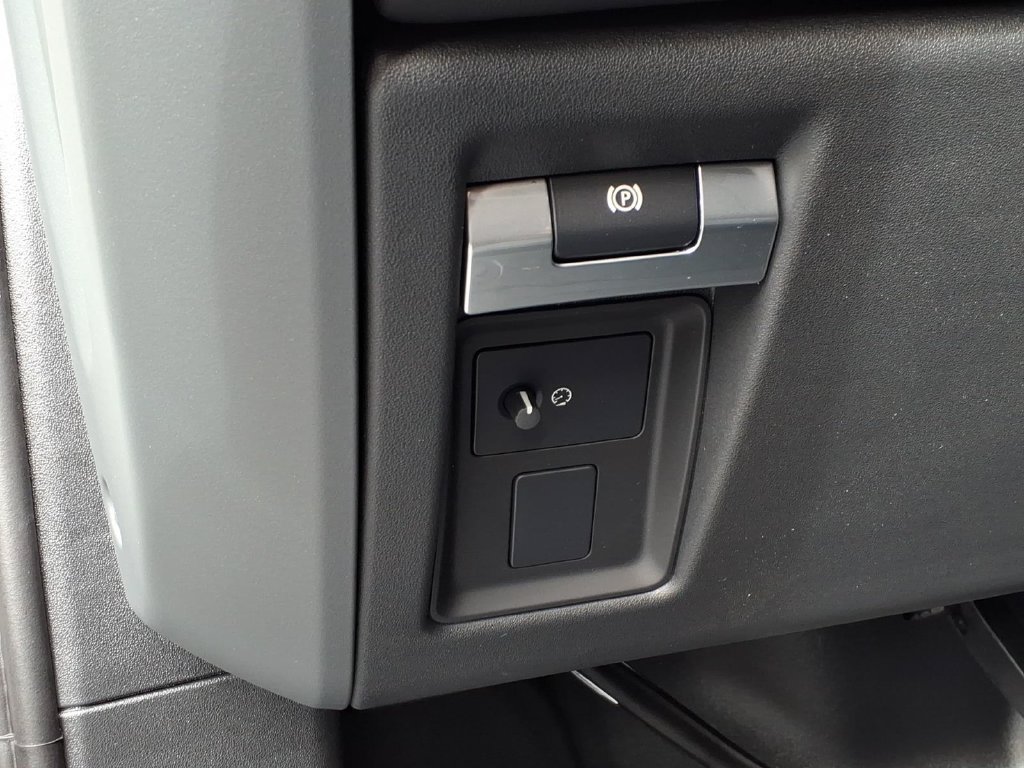 New 2026 Land Rover Defender 110 X-Dynamic SE AWD/4WD image 13