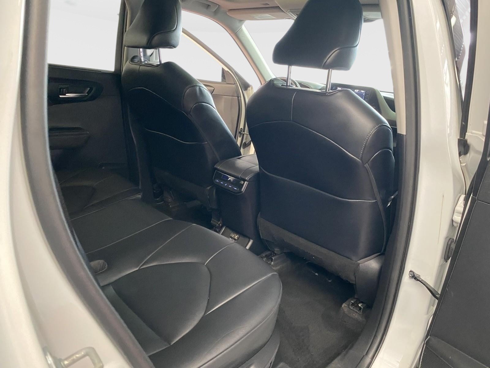 Used 2020 Toyota Highlander XLE AWD/4WD image 10