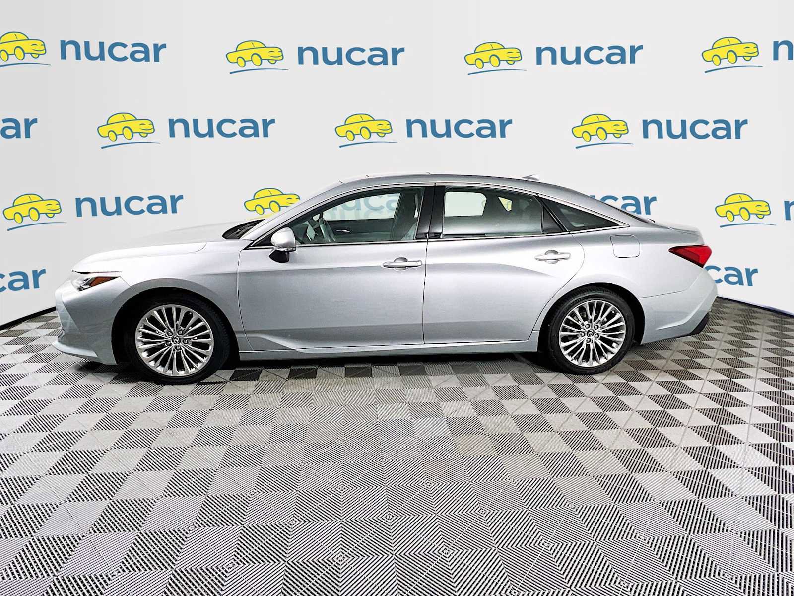 Used 2019 Toyota Avalon Limited image 4