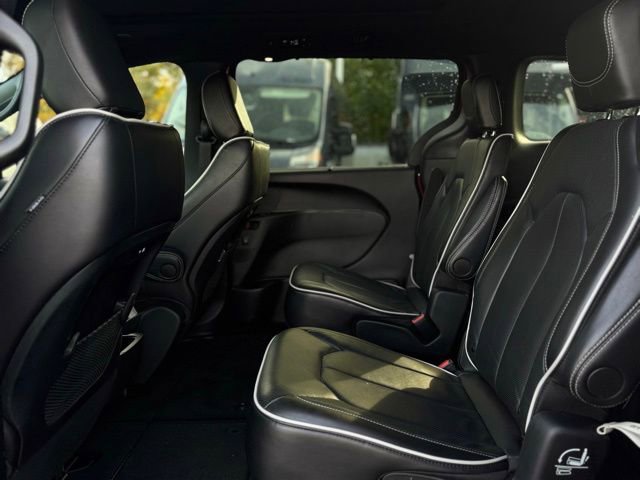Certified 2025 Chrysler Pacifica Limited image 22