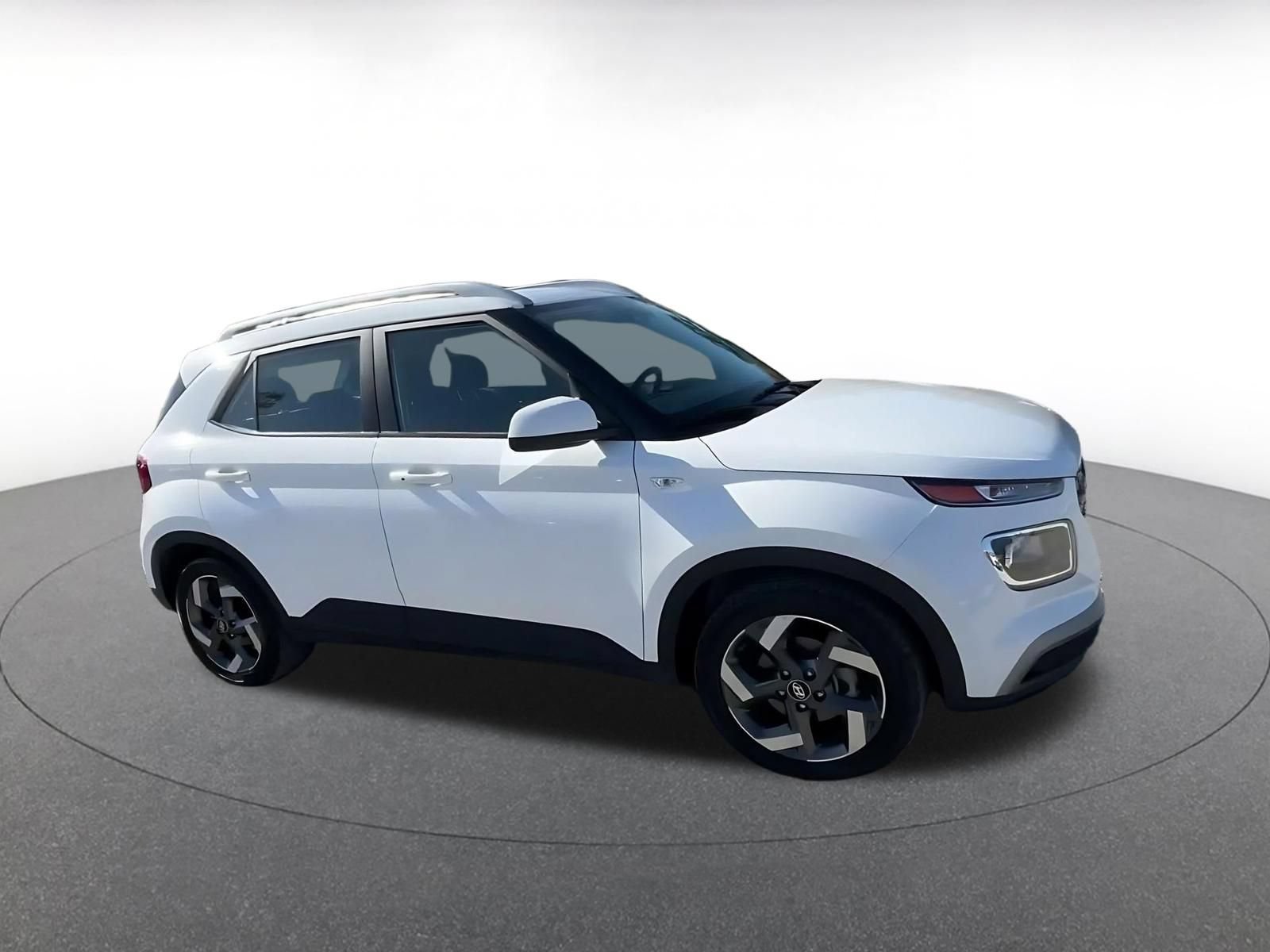 Used 2026 Hyundai Venue SEL FWD image 2