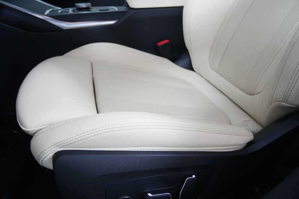 New 2026 BMW 330i Sedan w/ M Sport Package RWD image 10