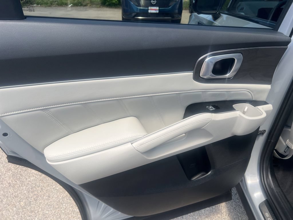 Certified 2025 Kia Sorento SX AWD/4WD image 11