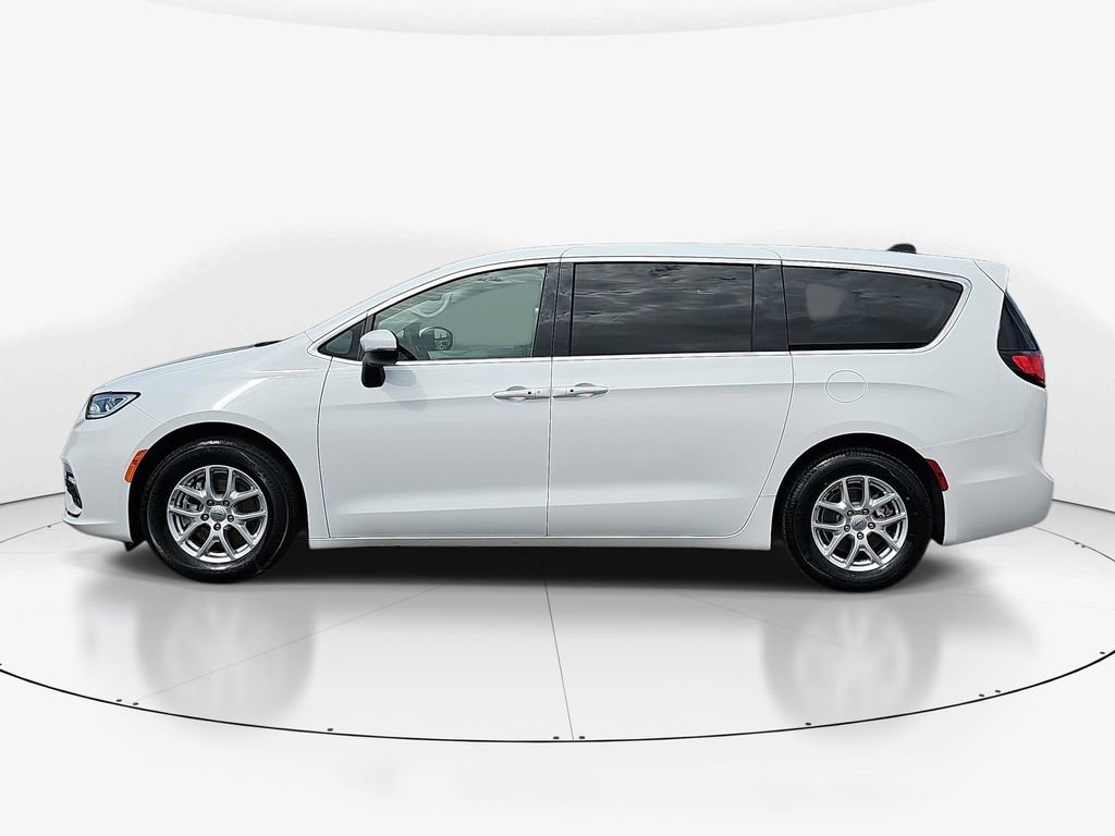 Used 2023 Chrysler Pacifica Touring-L image 9