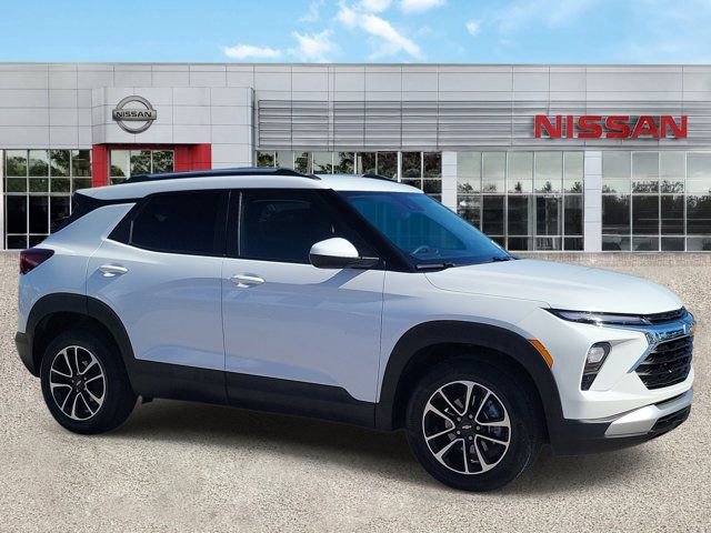 Used 2025 Chevrolet TrailBlazer LT FWD image 2