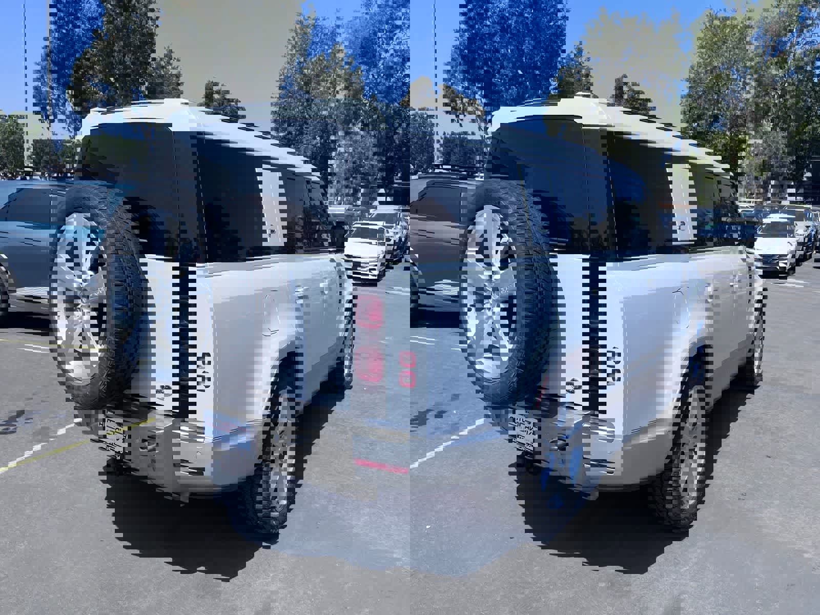 Used 2023 Land Rover Defender 130 SE image 3