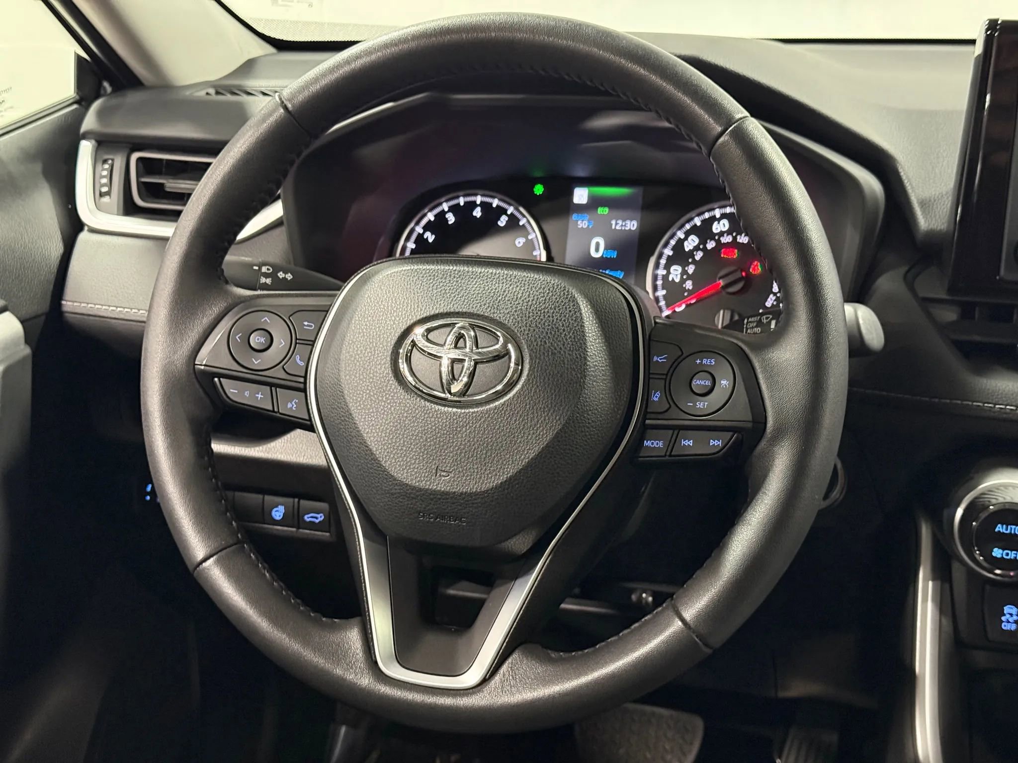 Used 2022 Toyota RAV4 XLE w/ Convenience Package image 24