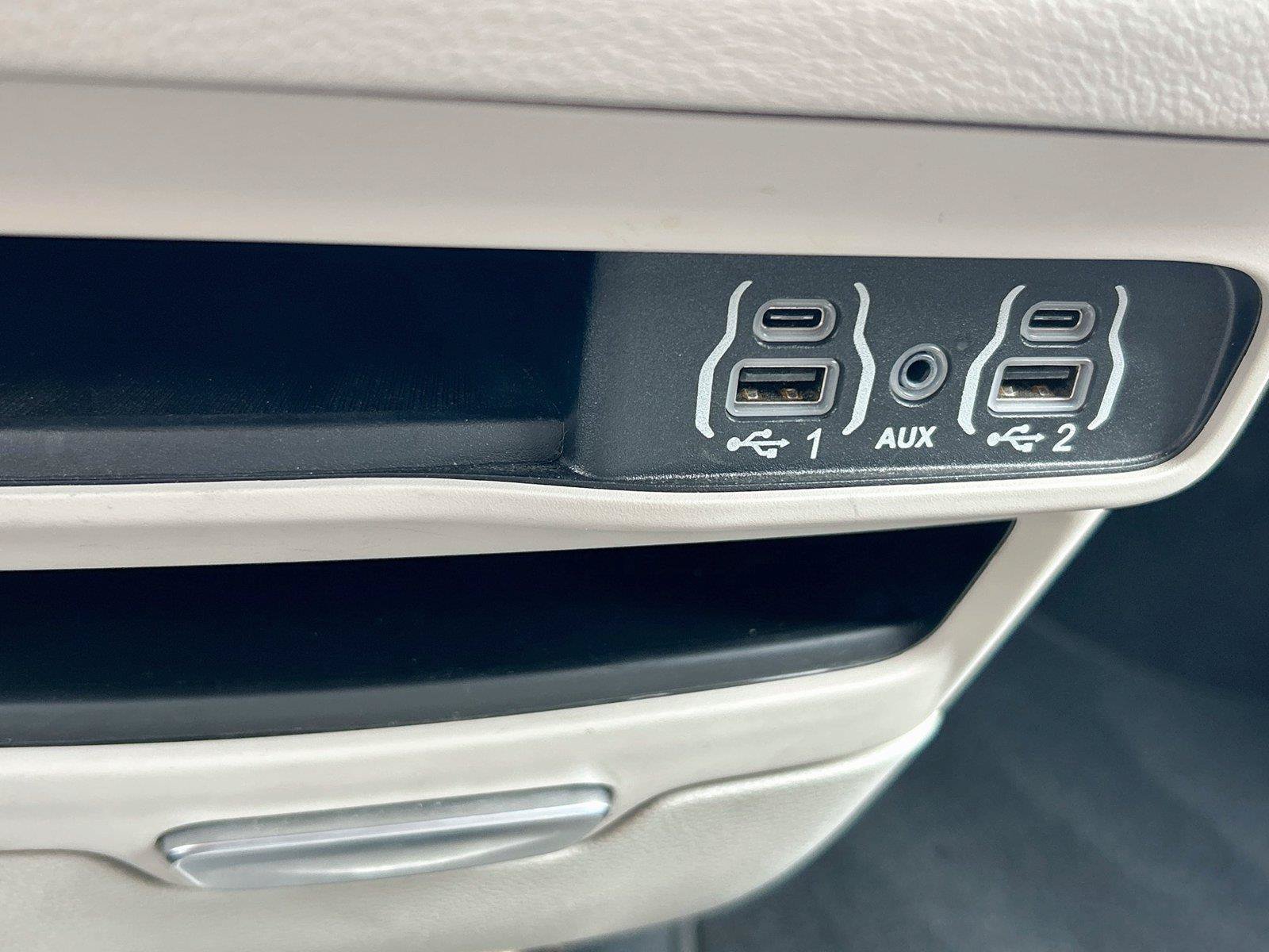 Used 2024 Chrysler Pacifica Touring-L FWD image 31