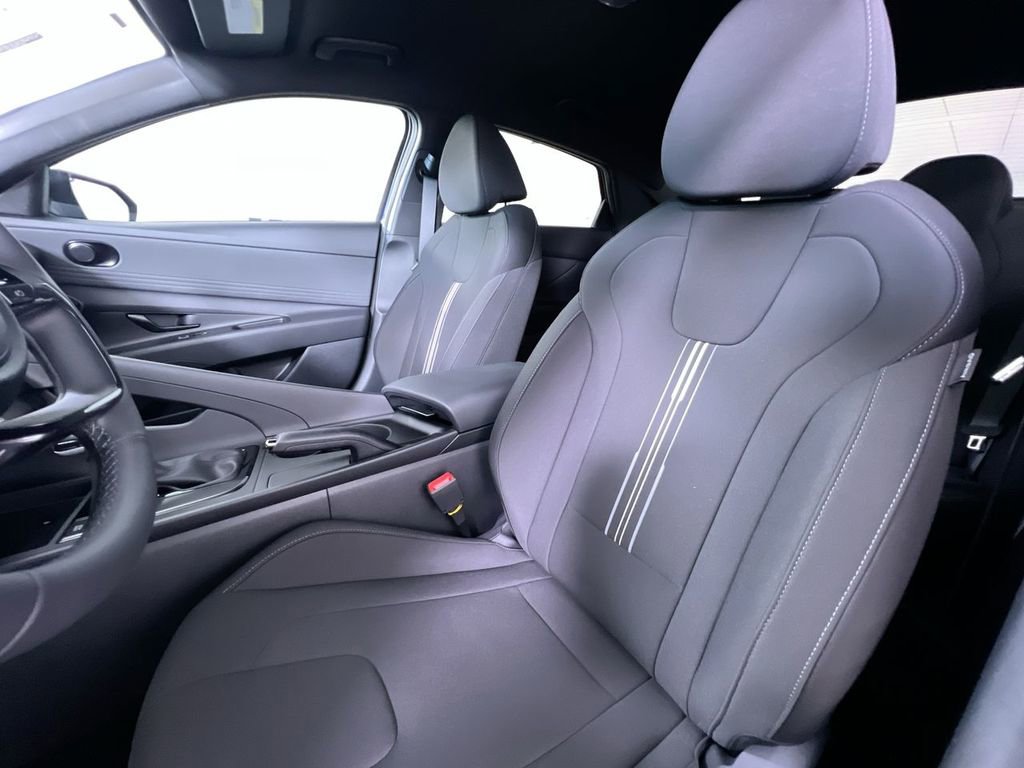 Used 2025 Hyundai Elantra Sport image 13