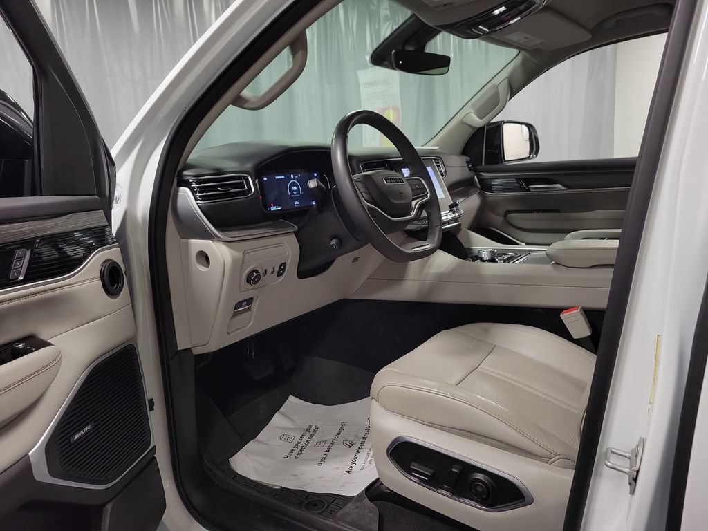 Used 2024 Jeep Wagoneer L Series II w/ Flexible Seating Group AWD/4WD image 12