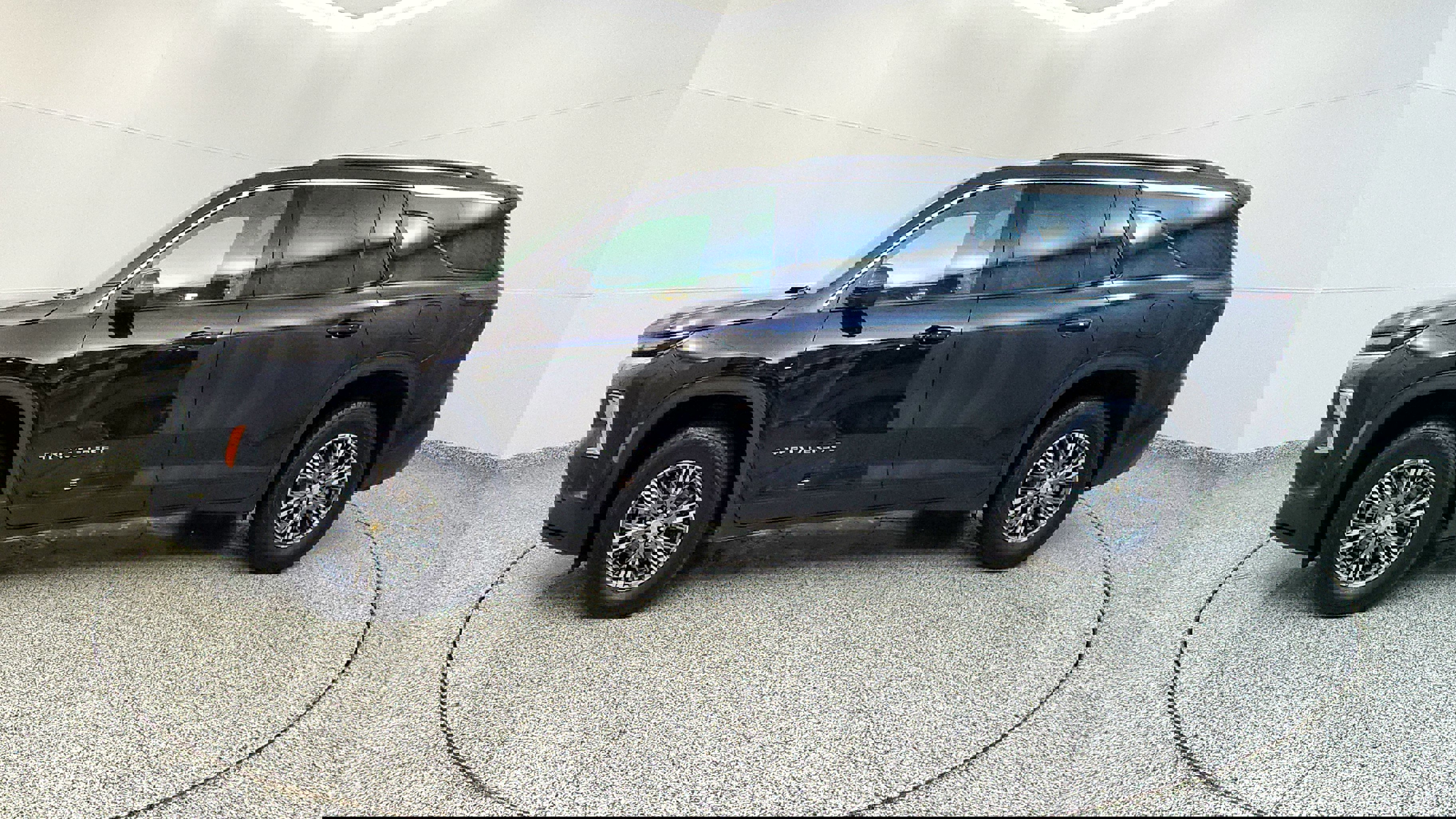 Used 2024 Chevrolet Traverse LT image 2