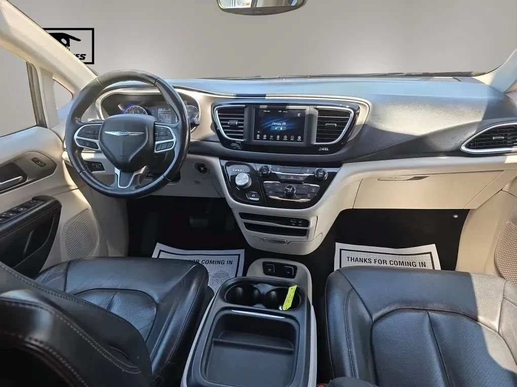 Used 2020 Chrysler Pacifica Touring-L FWD image 14
