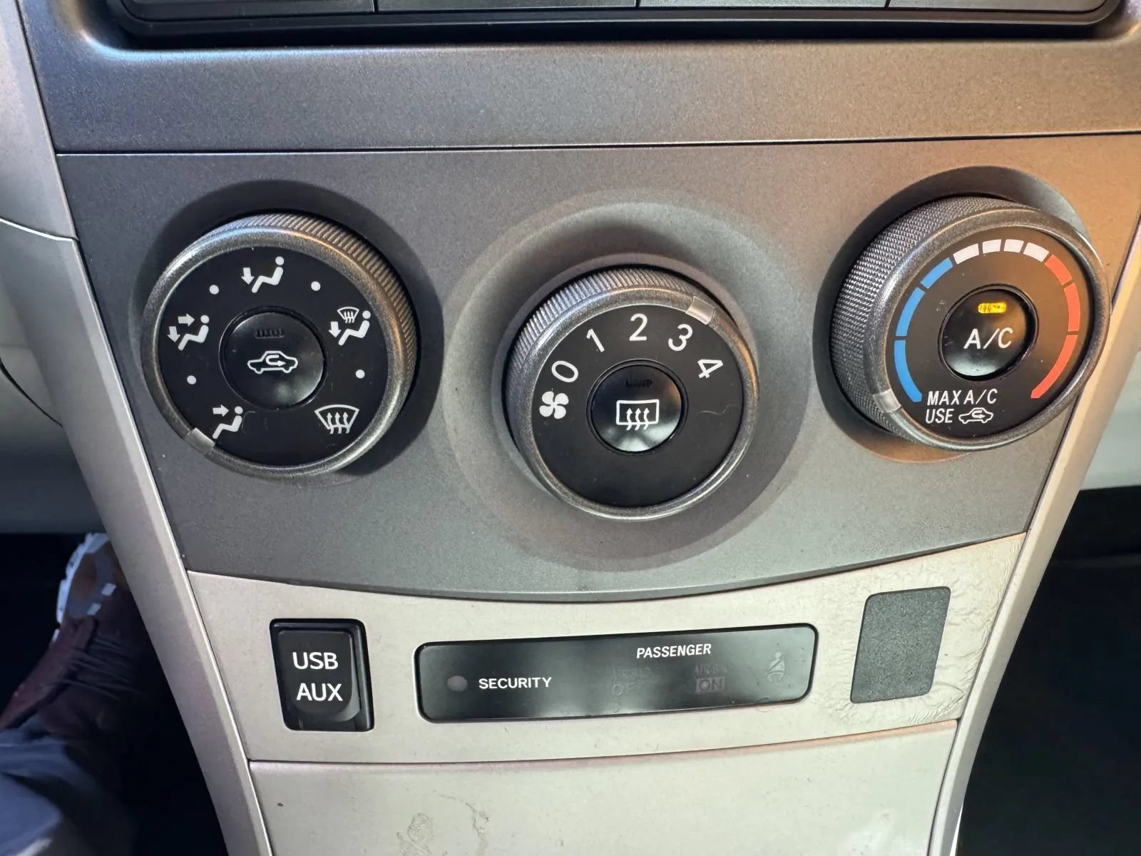 Used 2012 Toyota Corolla LE FWD image 27
