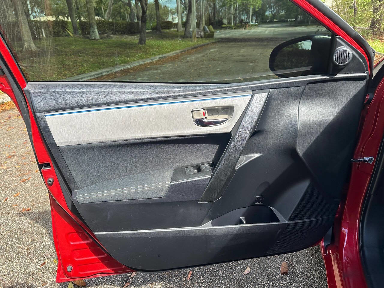 Used 2015 Toyota Corolla LE FWD image 7