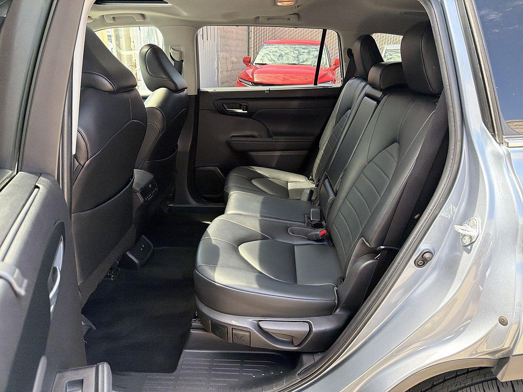 Used 2022 Toyota Highlander XLE FWD image 25