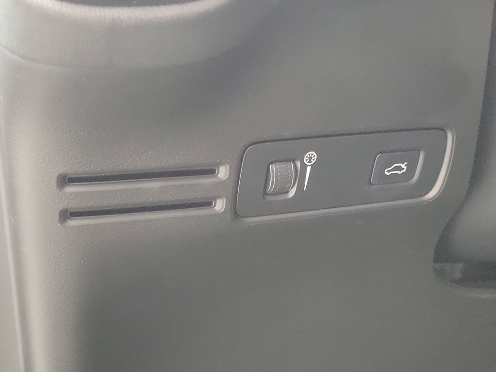 Used 2022 Volvo XC40 P8 Recharge Ultimate image 13