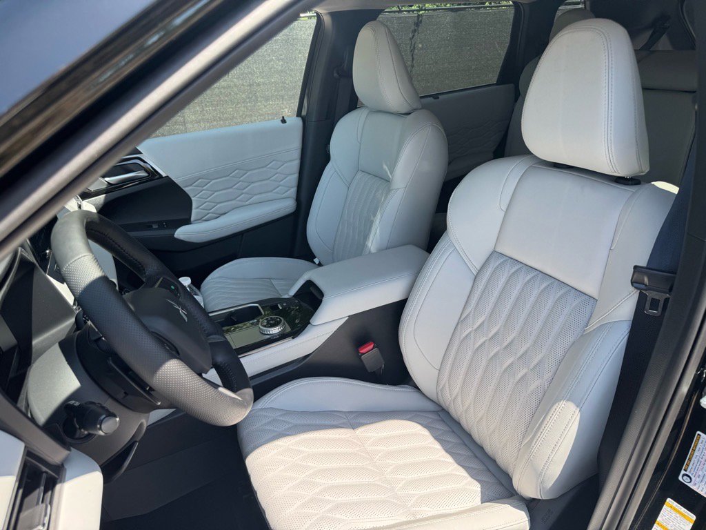 Used 2025 Mitsubishi Outlander AWD image 24