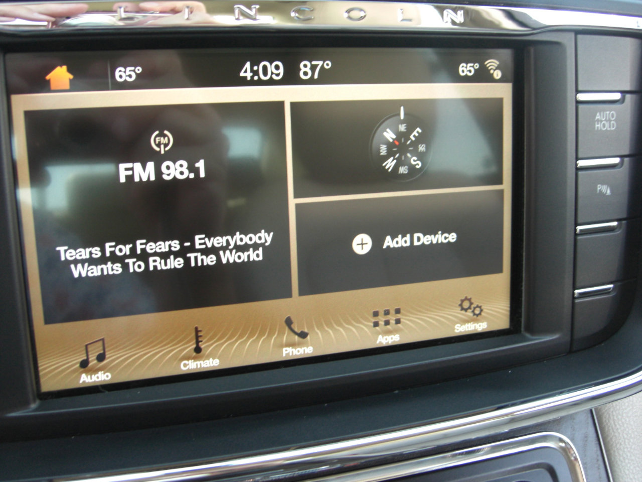 Used 2017 Lincoln Continental Premiere image 23