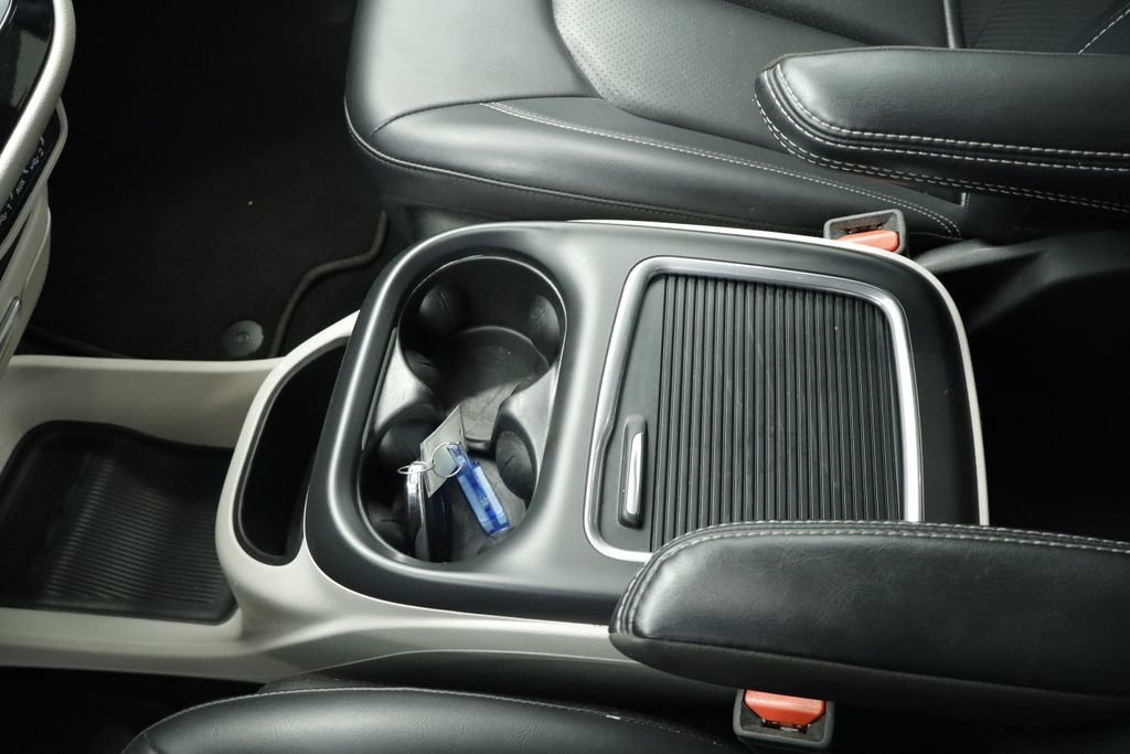 Certified 2023 Chrysler Pacifica Touring-L FWD image 35