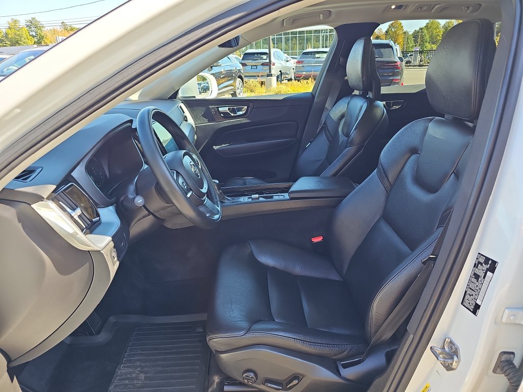 Used 2018 Volvo XC60 T5 Momentum w/ Vision Package AWD/4WD image 9