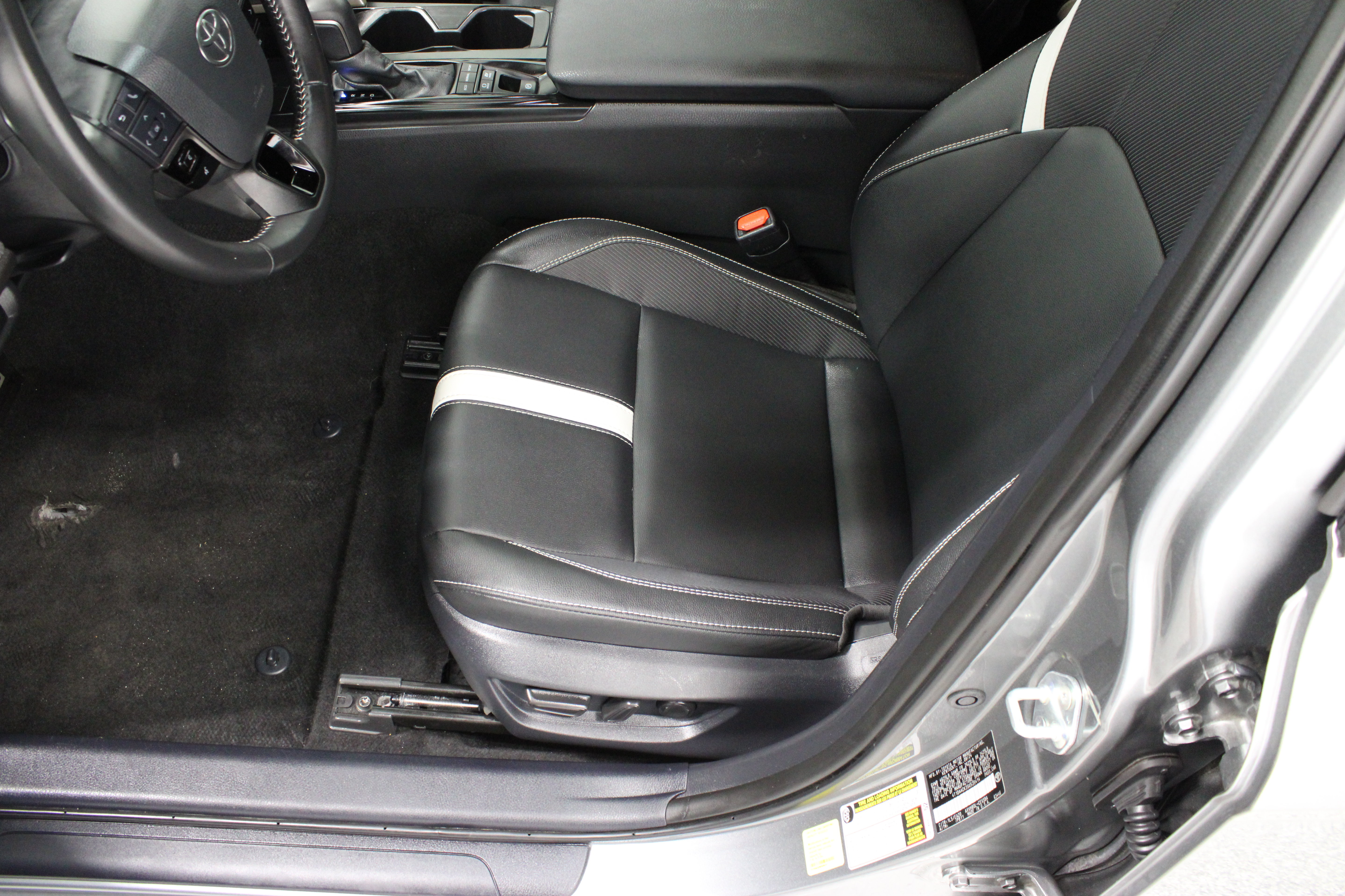 Used 2025 Toyota Camry SE FWD image 15