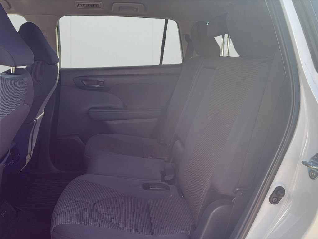 Used 2024 Toyota Highlander LE AWD/4WD image 15
