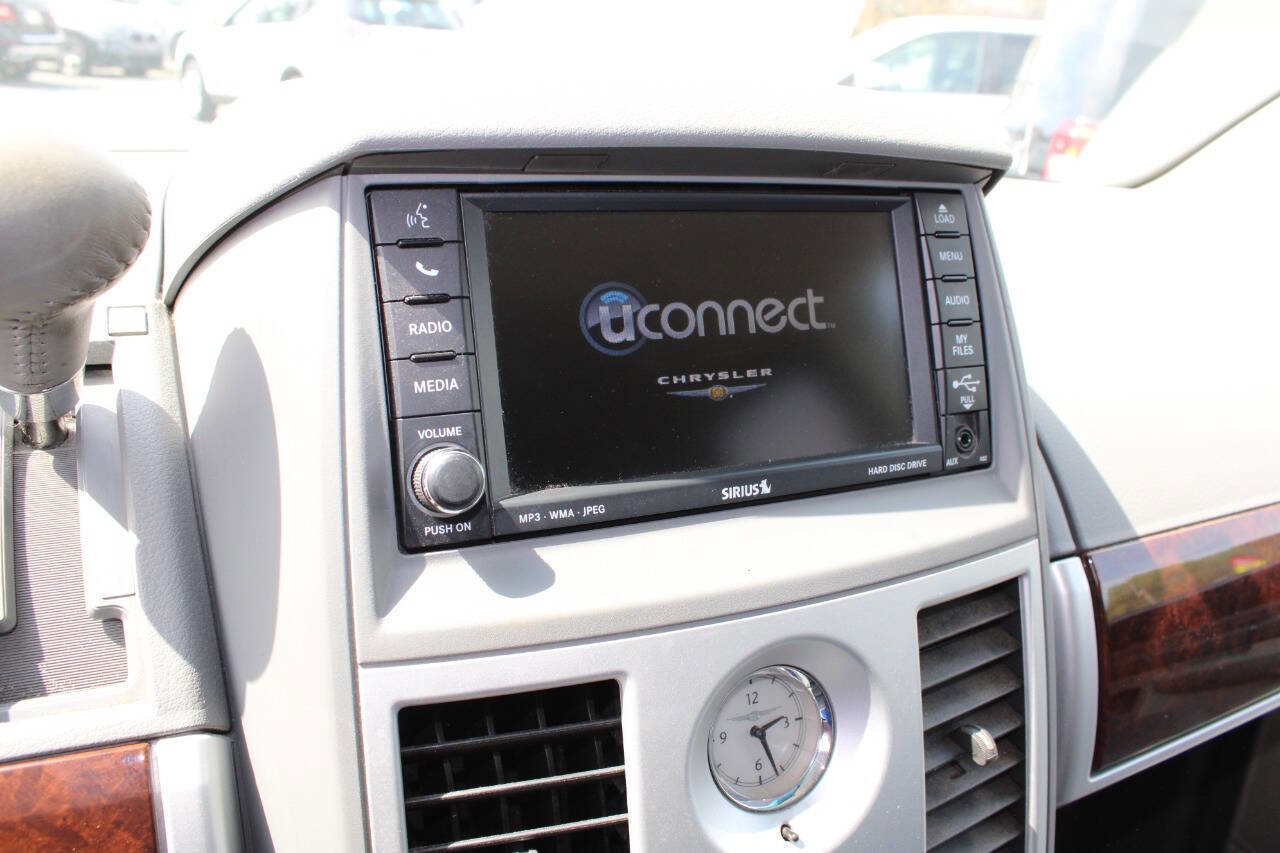 Used 2010 Chrysler Town & Country Touring w/ Entertainment Group #2 FWD image 15