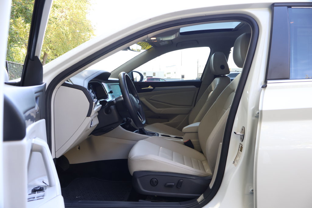 Used 2024 Volkswagen Jetta SE FWD image 32