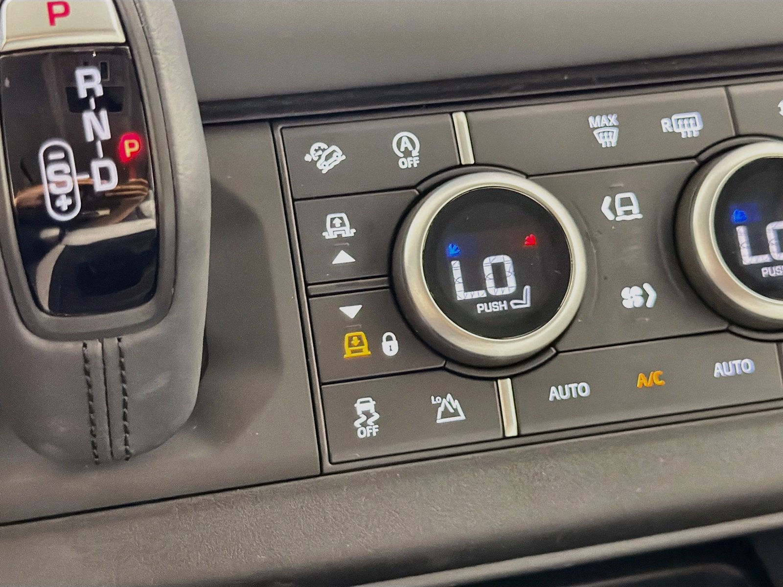 Certified 2025 Land Rover Defender 130 X-Dynamic SE AWD/4WD image 19