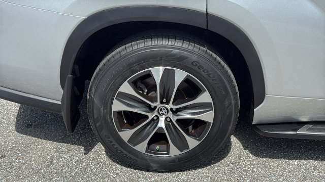 Used 2023 Toyota Highlander XLE FWD image 12
