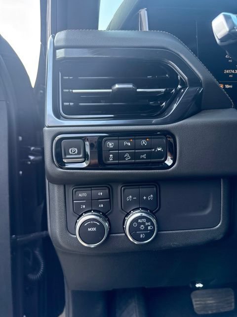 Used 2025 GMC Yukon XL AT4 w/ AT4 Premium Package AWD/4WD image 28