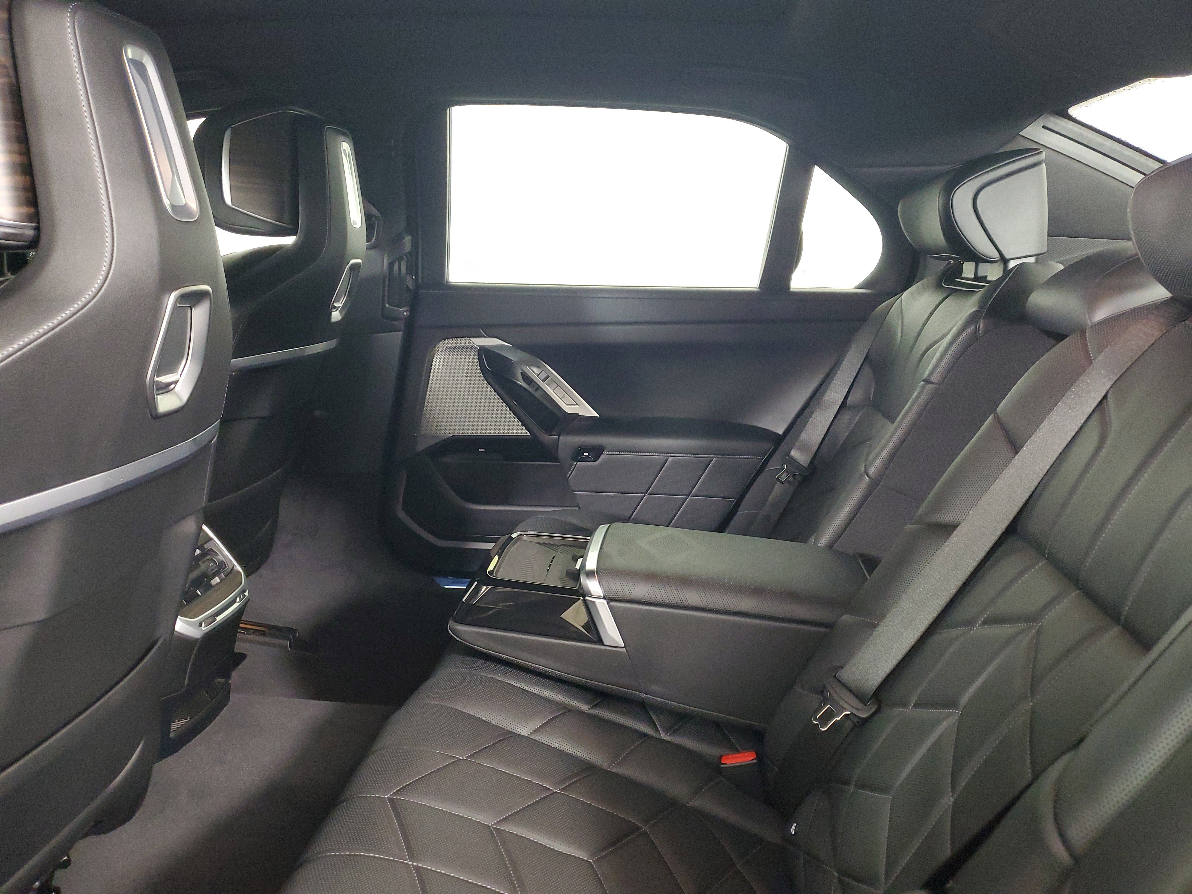 New 2025 BMW i7 xDrive60 image 10