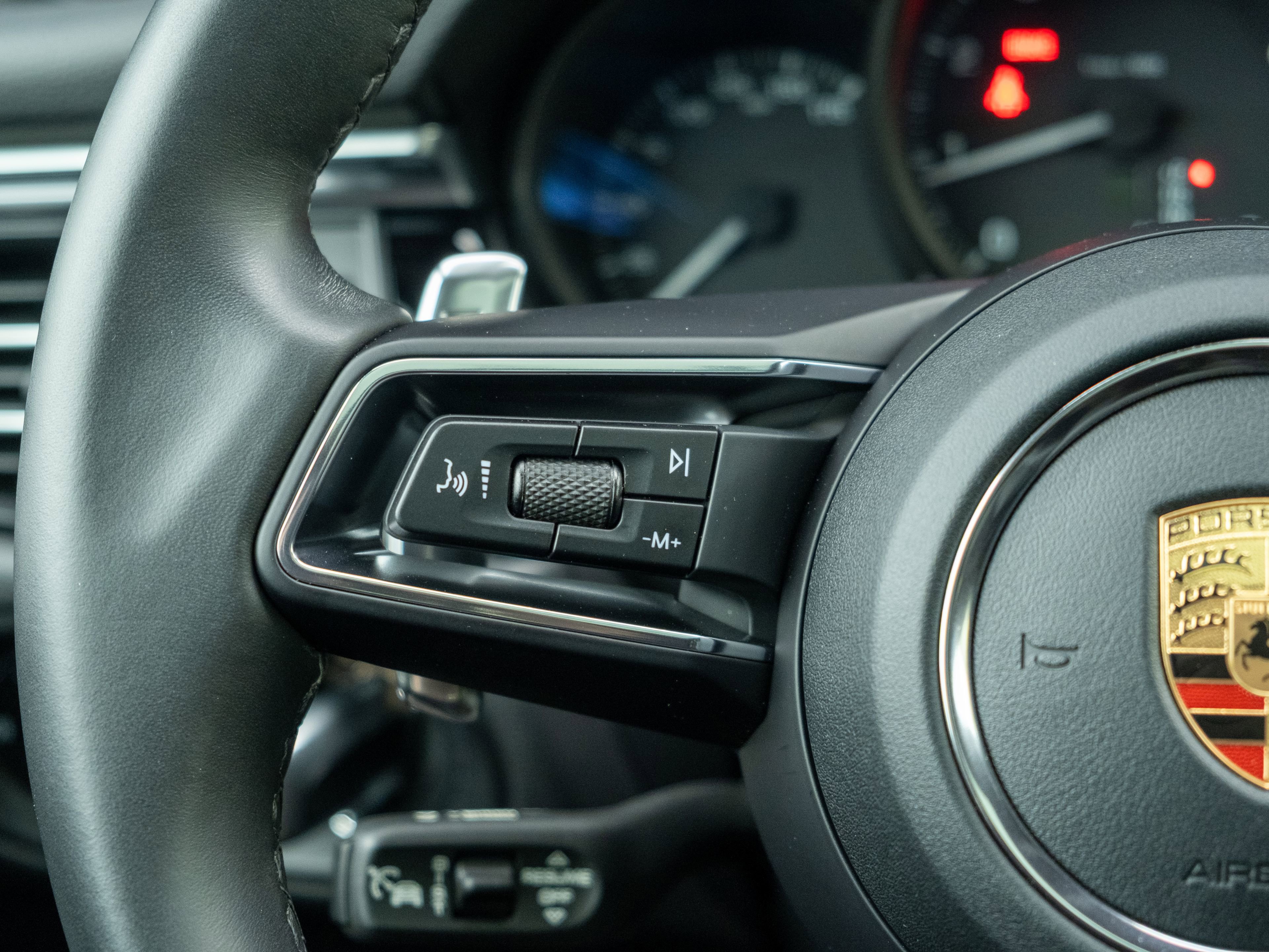 Certified 2023 Porsche Macan AWD/4WD image 24