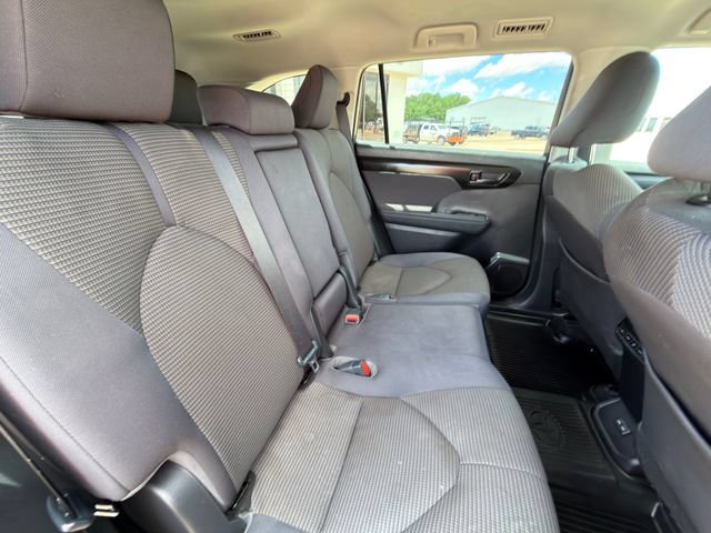 Used 2023 Toyota Highlander LE FWD image 27