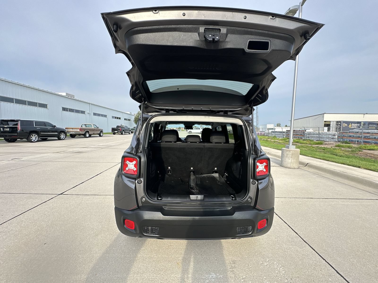 Used 2019 Jeep Renegade Latitude w/ Cold Weather Group AWD/4WD image 26